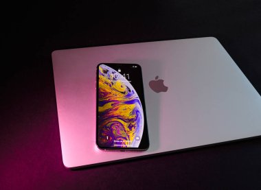 Paris, Fransa - 25 Eylül, 2018: Yeni iphone Xs ve Xs Max smartphone modeli Apple bilgisayarlar tarafından kapatın. En yeni altın elma Iphone 11 cep telefonu cihaz teknolojisi arka plan - kırmızı ışık