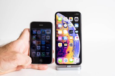 Paris, Fransa - 25 Eylül, 2018: Erkek el Karşılaştır yeni iphone Xs ve Xs Max smartphone modeli Apple bilgisayarlar tarafından yakından eski iphone 3gs ile