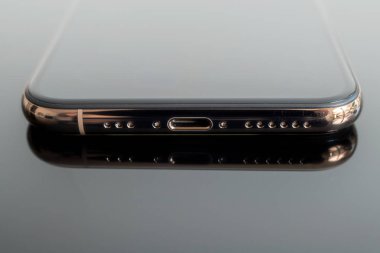 Paris, Fransa - 25 Eylül, 2018: Yeni iphone Xs ve Xs Max smartphone modeli Apple bilgisayarlar tarafından yakın çekim yeni golden Apple Iphone cep telefonu cihaz yansıtıcı arka plan