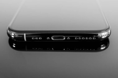 Paris, Fransa - 25 Eylül, 2018: Yeni iphone Xs ve Xs Max smartphone modeli Apple bilgisayarlar tarafından yakın çekim yeni golden Apple Iphone cep telefonu cihaz yansıtıcı arka plan