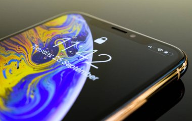 Paris, Fransa - 25 Eylül, 2018: Ayrıntı yeni iphone Xs ve Xs Max smartphone modeli Apple bilgisayarlar tarafından yakın çekim altın Apple iphone cep telefonu cihaz yansıtıcı sarı teknoloji zemin üzerine