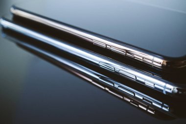 Paris, Fransa - 25 Eylül, 2018: Başka bir iphone Xs ve Xs Max smartphone modeli Apple bilgisayarlar tarafından yukarıda yakın çekim yeni altın gümüş iphone cep telefonu cihaz teknolojisi mavi yansıtıcı