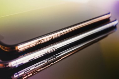 Paris, Fransa - 25 Eylül, 2018: Başka bir iphone Xs ve Xs Max smartphone modeli Apple bilgisayarlar tarafından yukarıda yakın çekim yeni altın iphone cep telefon aygıtının renkli teknolojisi yansıtıcı