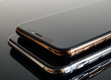 Paris, Fransa - 25 Eylül, 2018: Başka bir iphone Xs ve Xs Max smartphone modeli Apple bilgisayarlar tarafından yukarıda yakın çekim yeni altın gümüş iphone cep telefonu aygıtın modern teknoloji zemin üzerine