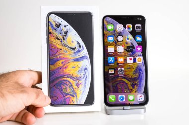 Paris, Fransa - 25 Eylül, 2018: beyaz arka plan karşı Apple bilgisayarlar tarafından smartphone modelinin unboxing önce yeni iphone Xs ve Xs Max karton kutu Karşılaştır