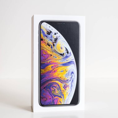 Paris, Fransa - 25 Eylül, 2018: Kahraman nesne daha önce beyaz arka plan karşı Apple bilgisayarlar tarafından smartphone modelinin unboxing yeni iphone Xs ve Xs Max karton kutunun