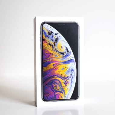 Paris, Fransa - 25 Eylül, 2018: Kahraman nesne daha önce beyaz arka plan karşı Apple bilgisayarlar tarafından smartphone modelinin unboxing yeni iphone Xs ve Xs Max karton kutunun