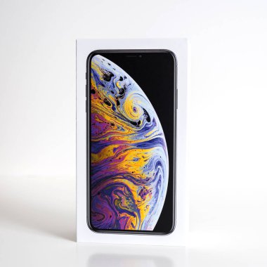 Paris, Fransa - 25 Eylül, 2018: Kahraman nesne daha önce beyaz arka plan karşı Apple bilgisayarlar tarafından smartphone modelinin unboxing yeni iphone Xs ve Xs Max karton kutunun