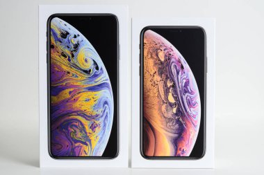 Paris, Fransa - 25 Eylül, 2018: beyaz arka plan karşı Apple bilgisayarlar tarafından smartphone modelinin unboxing önce yeni iphone Xs ve Xs Max karton kutu Karşılaştır