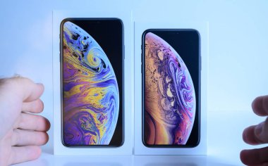 Paris, Fransa - 25 Eylül, 2018: beyaz arka plan mavi bir arka plana dayanır Apple bilgisayarlar tarafından smartphone modelinin unboxing önce yeni iphone Xs ve Xs Max karton kutu Karşılaştır