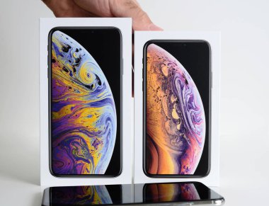 Paris, Fransa - 25 Eylül, 2018: Yeni iphone Apple bilgisayarlar tarafından en yeni model beyaz arka plan karşı unboxing sonra Xs ve Xs Max akıllı telefonlar