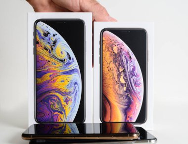 Paris, Fransa - 25 Eylül, 2018: Yeni iphone Apple bilgisayarlar tarafından en yeni model beyaz arka plan karşı unboxing sonra Xs ve Xs Max akıllı telefonlar