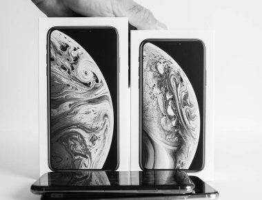 Paris, Fransa - 25 Eylül, 2018: Yeni iphone Apple bilgisayarlar tarafından en yeni model beyaz arka plan karşı unboxing sonra Xs ve Xs Max akıllı telefonlar