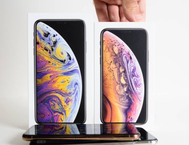 Paris, Fransa - 25 Eylül, 2018: Yeni iphone Apple bilgisayarlar tarafından en yeni model beyaz arka plan karşı unboxing sonra Xs ve Xs Max akıllı telefonlar
