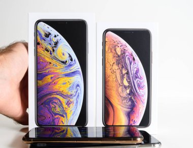 Paris, Fransa - 25 Eylül, 2018: Yeni iphone Apple bilgisayarlar tarafından en yeni model beyaz arka plan karşı unboxing sonra Xs ve Xs Max akıllı telefonlar