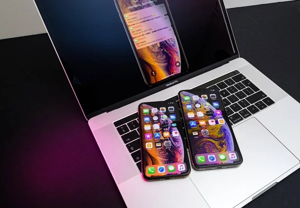 Paris, Fransa - 25 Eylül, 2018: Yeni iphone Xs ve Xs Max akıllı telefonlar modeli Apple bilgisayarlar tarafından resmi Apple Macbook pro dizüstü 15 inç ile ev apps perde klavye için Kapat