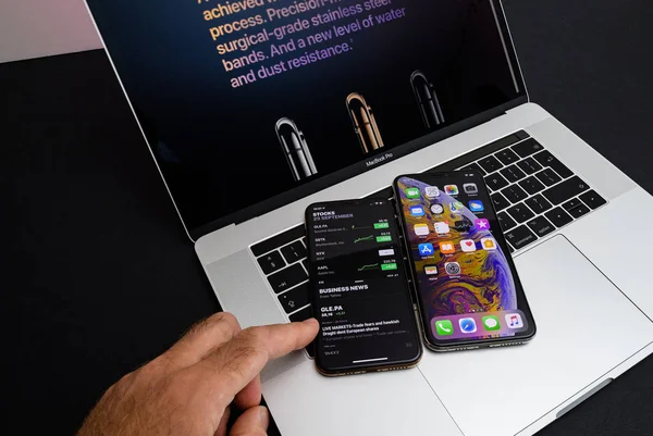 Paris, Fransa - 25 Eylül, 2018: Yeni iphone Xs ve Xs Max akıllı telefonlar modeli Apple bilgisayarlar tarafından resmi Apple Macbook pro dizüstü 15 inç el stokları app test klavye için Kapat 