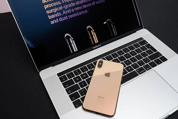 Paris, Fransa - 25 Eylül, 2018: Yeni iphone Xs ve Xs Max smartphone modeli Apple bilgisayarlar tarafından yakından cihazın en yeni altın elma Iphone üstünde Macbook pro klavye
