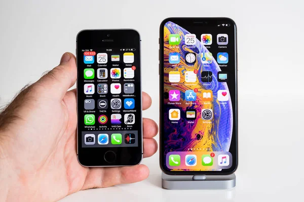 2018年9月25日 男性手比较新的 Iphone 最大智能手机模型由苹果电脑关闭与老 — 图库照片