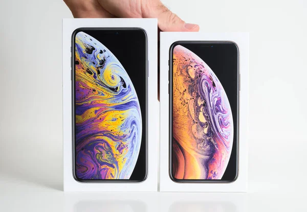 2018年9月25日 Iphone 最大纸板盒相比 苹果电脑取消装箱的智能手机模型的白色背景 哪一个选择 — 图库照片