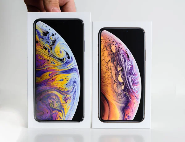 París Francia Sep 2018 Manos Del Hombre Presentando Nuevo Iphone — Foto de Stock