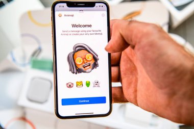 Paris, Fransa - 24 Eylül, 2018: haber App yeni Animoji Memoji ile gösteri ile iphone Xs Max Unboxing karakter özellikleri - artırılmış gerçeklik iletişim oluşturmak çok kendi - üst düzey adam