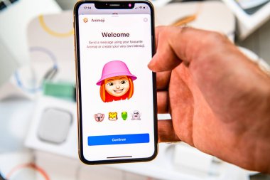 Paris, Fransa - 24 Eylül, 2018: haber App yeni Animoji Memoji ile gösteri ile iphone Xs Max Unboxing karakter özellikleri - artırılmış gerçeklik iletişim oluşturmak çok kendi yong Dişileştirilmiş