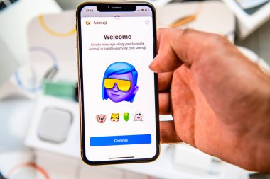 Paris, Fransa - 24 Eylül, 2018: haber App yeni Animoji Memoji ile gösteri ile iphone Xs Max Unboxing karakter özellikleri - artırılmış gerçeklik iletişim oluşturmak çok kendi trance yetişkin