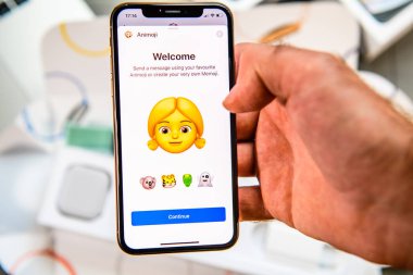 Paris, Fransa - 24 Eylül, 2018: haber App yeni Animoji Memoji ile gösteri ile iphone Xs Max Unboxing karakter özellikleri - artırılmış gerçeklik iletişim oluşturmak çok kendi genç sarışın