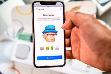 Paris, Fransa - 24 Eylül, 2018: haber App yeni Animoji Memoji ile gösteri ile iphone Xs Max Unboxing karakter özellikleri - artırılmış gerçeklik iletişim ile çok kendi üst düzey oluşturmak