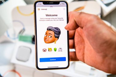 Paris, Fransa - 24 Eylül, 2018: haber App yeni Animoji Memoji ile gösteri ile iphone Xs Max Unboxing karakter özellikleri - artırılmış gerçeklik iletişim oluşturmak çok kendi siyah ethncity