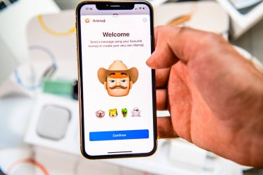 Paris, Fransa - 24 Eylül, 2018: haber App yeni Animoji Memoji ile gösteri ile iphone Xs Max Unboxing karakter özellikleri - artırılmış gerçeklik iletişim oluşturmak çok kendi - kovboy ile