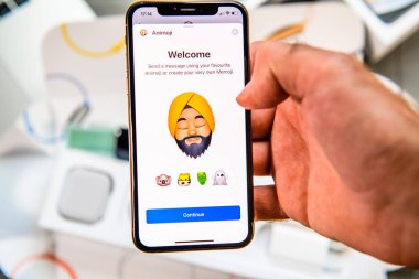 Paris, Fransa - 24 Eylül, 2018: haber App yeni Animoji Memoji ile gösteri ile iphone Xs Max Unboxing karakter özellikleri - artırılmış gerçeklik iletişim oluşturmak çok kendi Hint erkek