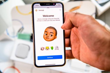 Paris, Fransa - 24 Eylül, 2018: Animoji Memoji karakter özellikleri ile haber App gösteri ile yeni iphone Xs Max Unboxing - artırılmış gerçeklik iletişim oluşturmak çok kendi genç siyah