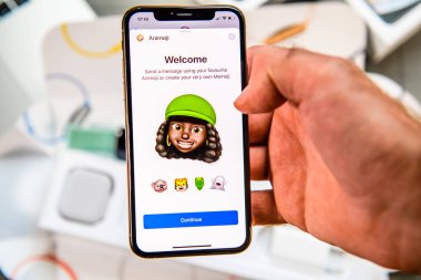 Paris, Fransa - 24 Eylül, 2018: Animoji Memoji karakter özellikleri ile haber App gösteri ile yeni iphone Xs Max Unboxing - artırılmış gerçeklik iletişim oluşturmak çok kendi siyah