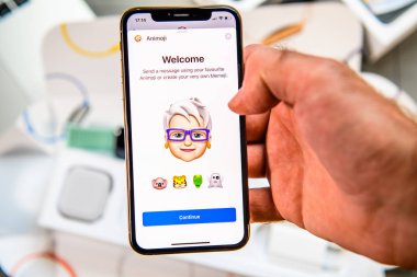 Paris, Fransa - 24 Eylül, 2018: haber App yeni Animoji Memoji ile gösteri ile iphone Xs Max Unboxing karakter özellikleri - artırılmış gerçeklik iletişim oluşturmak çok kendi üst düzey woiman