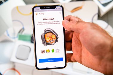 Paris, Fransa - 24 Eylül, 2018: haber App yeni Animoji Memoji ile gösteri ile iphone Xs Max Unboxing karakter özellikleri - artırılmış gerçeklik iletişim oluşturmak çok kendi rastafari