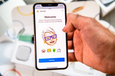 Paris, Fransa - 24 Eylül, 2018: haber App yeni Animoji Memoji ile gösteri ile iphone Xs Max Unboxing karakter özellikleri - artırılmış gerçeklik iletişim oluşturmak çok kendi gülümseyen kıdemli