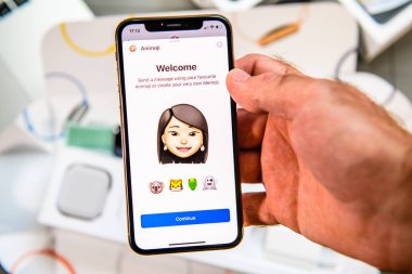 Paris, Fransa - 24 Eylül, 2018: haber App yeni Animoji Memoji ile gösteri ile iphone Xs Max Unboxing karakter özellikleri - artırılmış gerçeklik iletişim oluşturmak çok kendi Asya ethncity