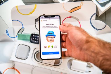 Paris, Fransa - 24 Eylül, 2018: haber App yeni Animoji Memoji ile gösteri ile iphone Xs Max Unboxing karakter özellikleri - artırılmış gerçeklik iletişim oluşturma kendi