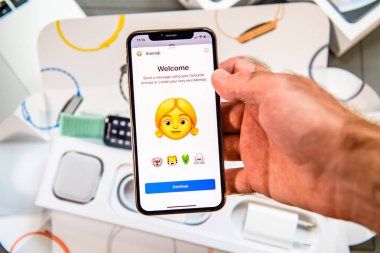 Paris, Fransa - 24 Eylül, 2018: haber App yeni Animoji Memoji ile gösteri ile iphone Xs Max Unboxing karakter özellikleri - artırılmış gerçeklik iletişim oluşturma kendi