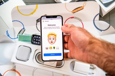 Paris, Fransa - 24 Eylül, 2018: haber App yeni Animoji Memoji ile gösteri ile iphone Xs Max Unboxing karakter özellikleri - artırılmış gerçeklik iletişim oluşturma kendi