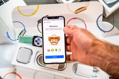 Paris, Fransa - 24 Eylül, 2018: haber App yeni Animoji Memoji ile gösteri ile iphone Xs Max Unboxing karakter özellikleri - artırılmış gerçeklik iletişim oluşturma kendi