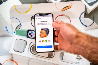 Paris, Fransa - 24 Eylül, 2018: haber App yeni Animoji Memoji ile gösteri ile iphone Xs Max Unboxing karakter özellikleri - artırılmış gerçeklik iletişim oluşturma kendi