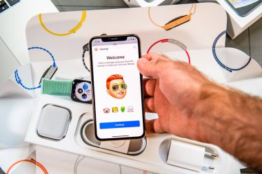 Paris, Fransa - 24 Eylül, 2018: haber App yeni Animoji Memoji ile gösteri ile iphone Xs Max Unboxing karakter özellikleri - artırılmış gerçeklik iletişim oluşturma kendi