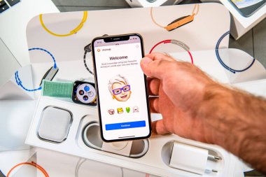 Paris, Fransa - 24 Eylül, 2018: haber App yeni Animoji Memoji ile gösteri ile iphone Xs Max Unboxing karakter özellikleri - artırılmış gerçeklik iletişim oluşturma kendi