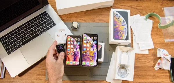 Paris, Fransa - 24 Eylül, 2018: Xs Max ile birlikte Apple Watch serisi 4 bir bilgisayarda geek odasında tablo Xs ve iphone iphone Unboxing - son Apple bilgisayar cihazları duyurdu 
