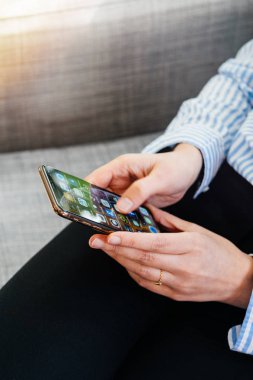 Yeni iphone Xs Max Xr smartphone test iş kadını