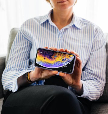 Yeni iphone Xs Max Xr smartphone test iş kadını