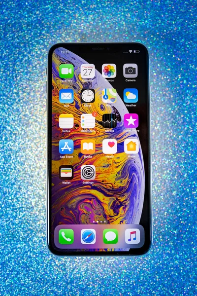 프랑스 2018 컴퓨터 아이폰 Xs과 반짝이 매력적인 개체로 Oled 스마트폰 — 스톡 사진